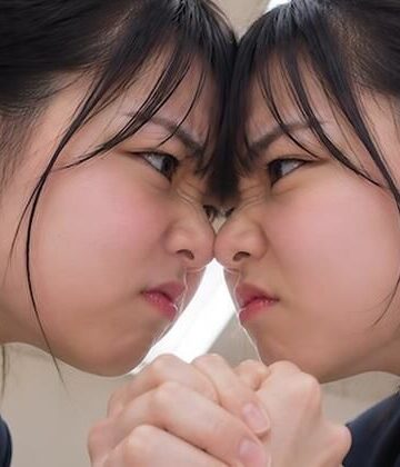 【女教師の腕相撲】どちらがこのクラスの担任かを決めるふたり。｜d_778226